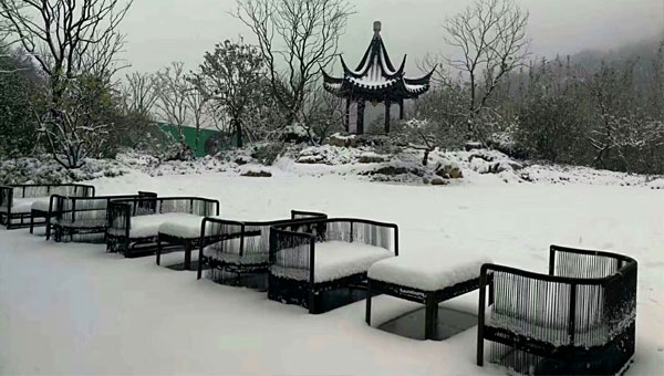 冰雪里的戶外家具